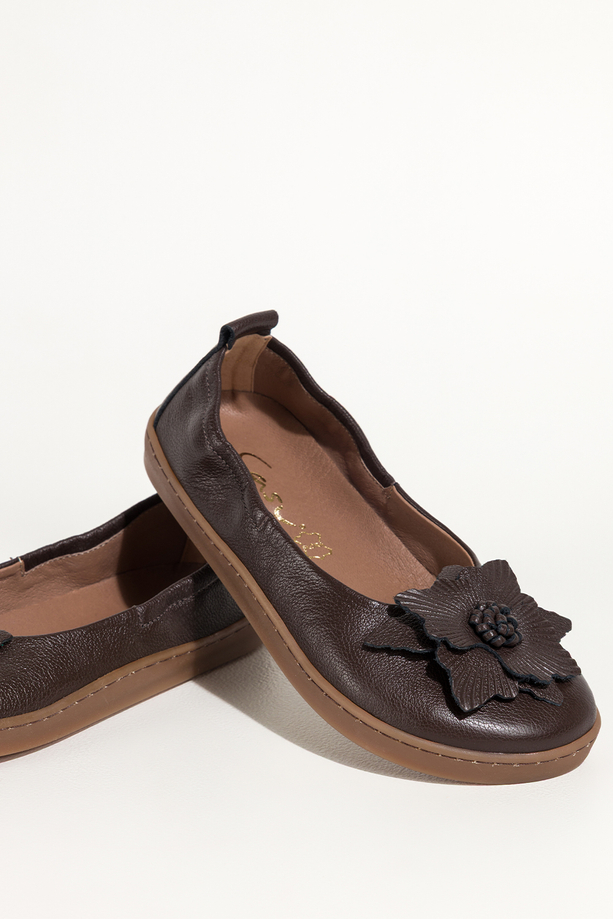 Czekoladowe baleriny barefoot skórzane damskie z kwiatem szerokie na elastycznej podeszwie PRODUKT POLSKI Casu 89794