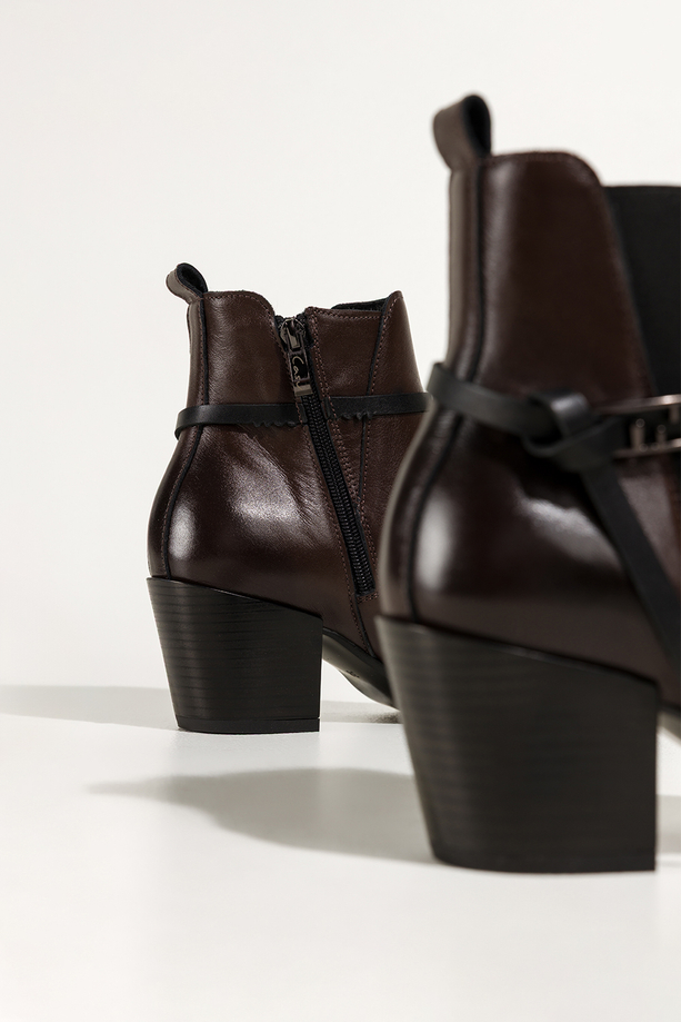 Czekoladowe botki skórzane damskie kowbojki na ściętym klocku guma w cholewce pasek ze stalową ozdobą PRODUKT POLSKI Casu 39435