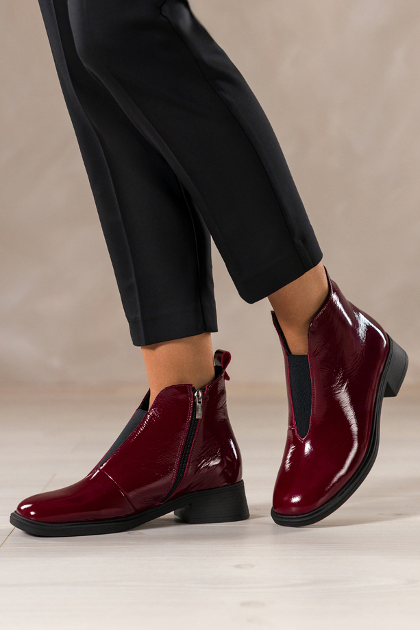 Bordowe botki skórzane damskie lakierowane na niskim obcasie wycięta cholewka z elastyczną gumą PRODUKT POLSKI Casu 380