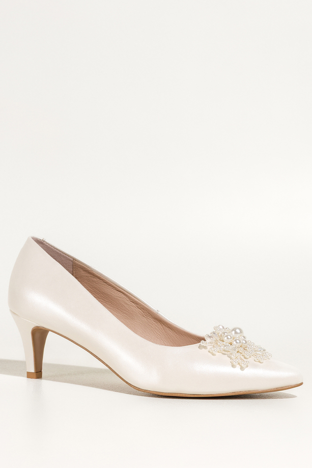 Czółenka ecru skórzane damskie z perłową powłoką ozdoba z perełek i kryształków PRODUKT POLSKI Casu 6923-868