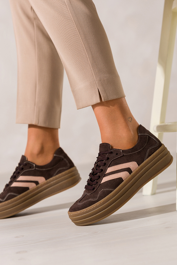 Czekoladowe sneakersy skórzane damskie buty sportowe na platformie z beżowymi wstawkami sznurowane PRODUKT POLSKI Casu N1137