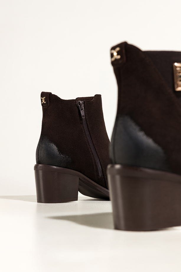 Czekoladowe botki skórzane damskie na szerokim słupku w cholewce guma ze złotą ozdobą PRODUKT POLSKI Casu 8869