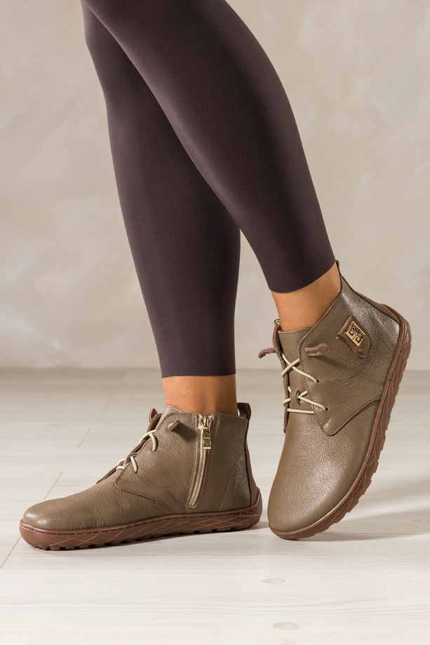 Ciemnobeżowe botki barefoot skórzane damskie szerokie na elastycznej płaskiej podeszwie złota ozdoba elastyczne sznurówki PRODUKT POLSKI Casu 69927