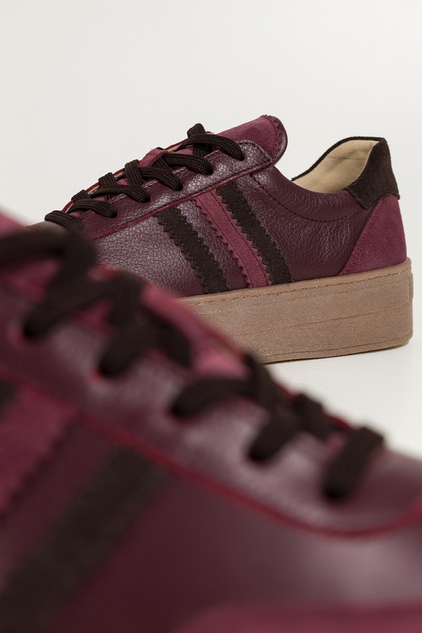 Bordowe sneakersy skórzane damskie buty sportowe na bezowej platformie czekoladowe wstawki sznurowane PRODUKT POLSKI Casu M8765