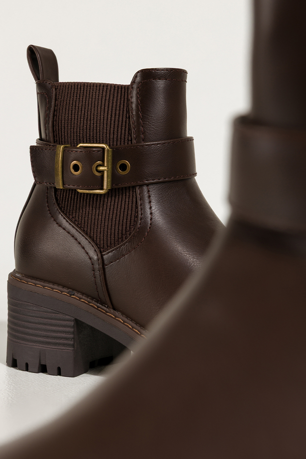 Czekoladowe botki damskie na bieżnikowanej platformie guma w cholewce pasek ze złotą klamrą Casu D725-7
