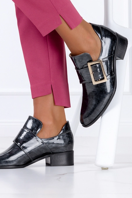 Szare półbuty lordsy lakierowane z klamrą na niskim obcasie POLSKA SKÓRA Casu 4144