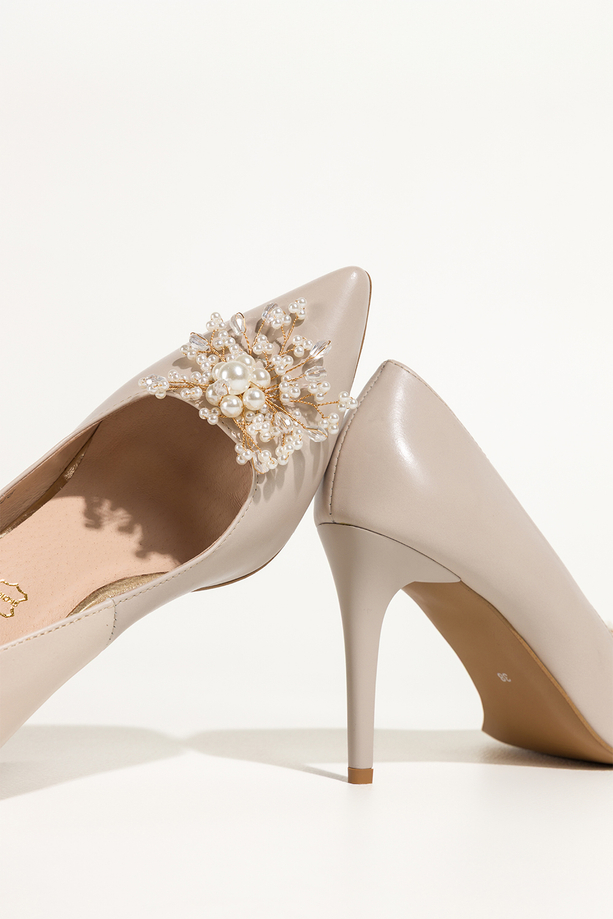 Beżowe szpilki skórzane damskie ozdoba z perełek i koralików PRODUKT POLSKI Casu 6935-Z94