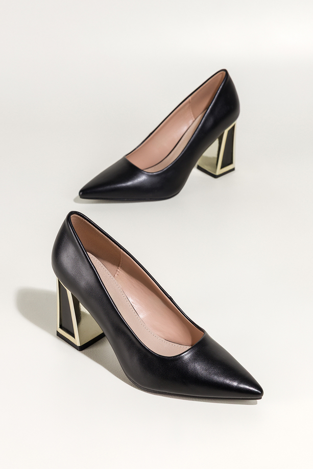 Czarne czółenka damskie na szerokim ozdobnym klocku ze złotymi akcentami Carla N476K