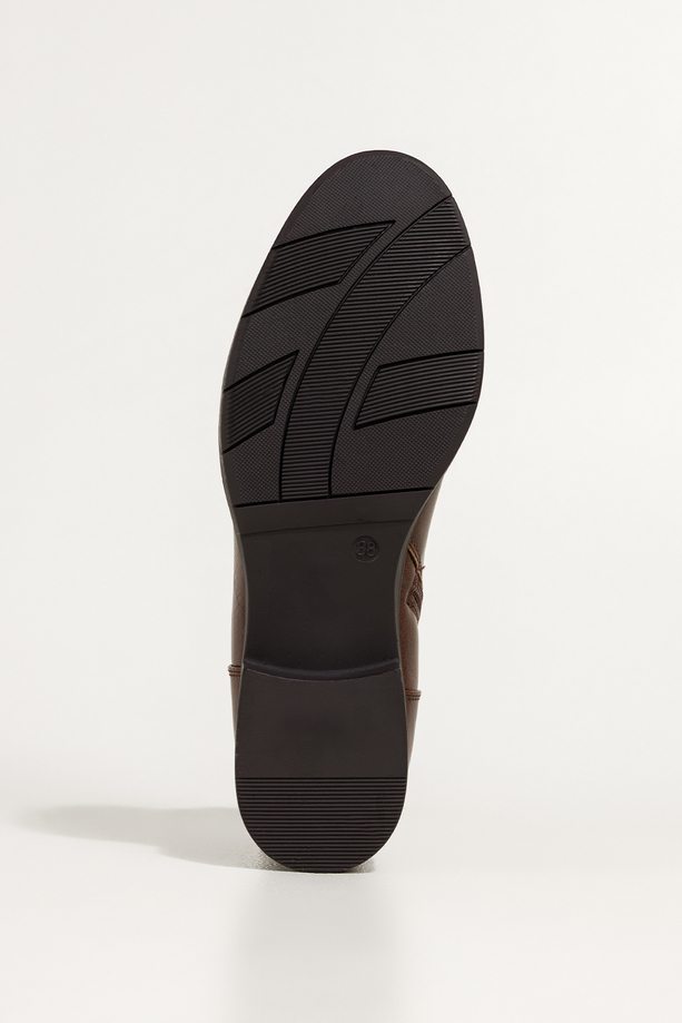 Brązowe botki damskie na szerokim niskim klocku stalowe ozdoby Carla Y-6-8636