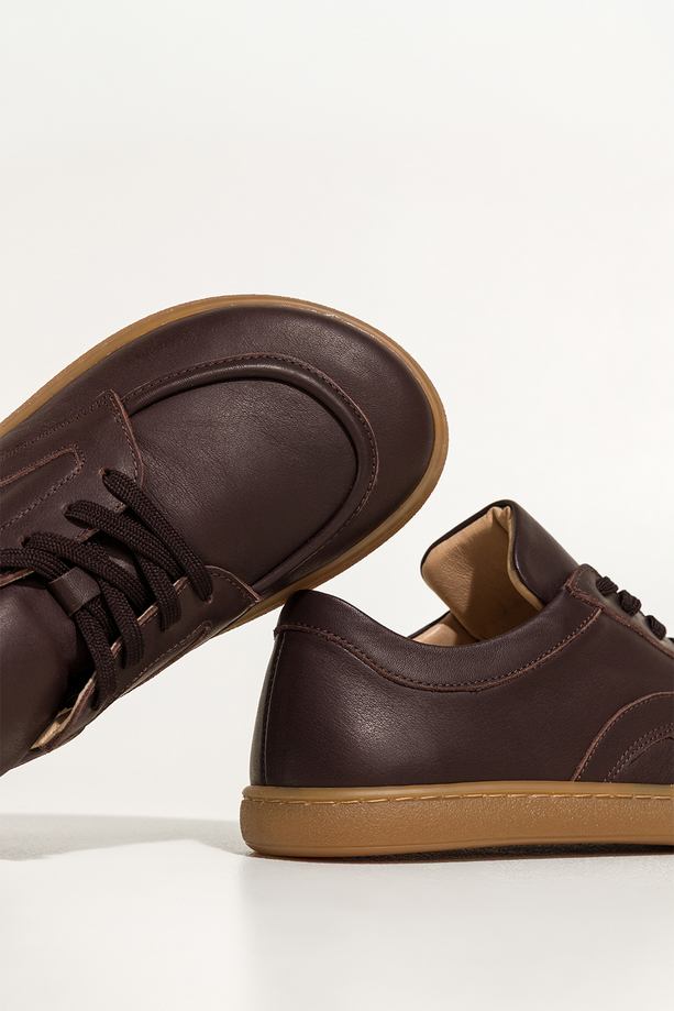 Czekoladowe półbuty barefoot skórzane damskie szerokie na elastycznej płaskiej podeszwie cholewka z przeszyciami czekoladowe sznurówki PRODUKT POLSKI Casu M8669