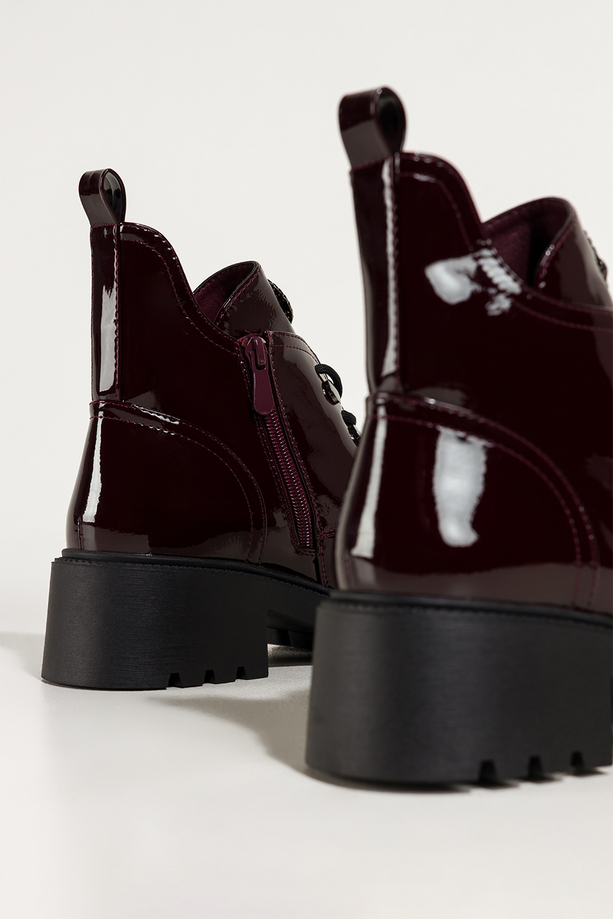 Bordowe botki damskie lakierowane na bieżnikowanej platformie ozdobny owad na języku sznurowane Casu NW2399-6