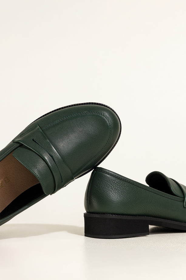 Zielone mokasyny skórzane damskie Sergio Leone na niskim szerokim obcasie ozdobny pasek na cholewce NP74887-H