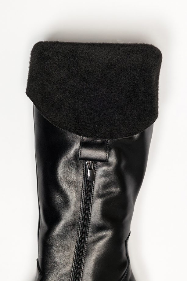 Czarne kozaki skórzane damskie kowbojki na ściętym klocku wycięta cholewka z ozdobnymi paskami PRODUKT POLSKI Casu 7000-899