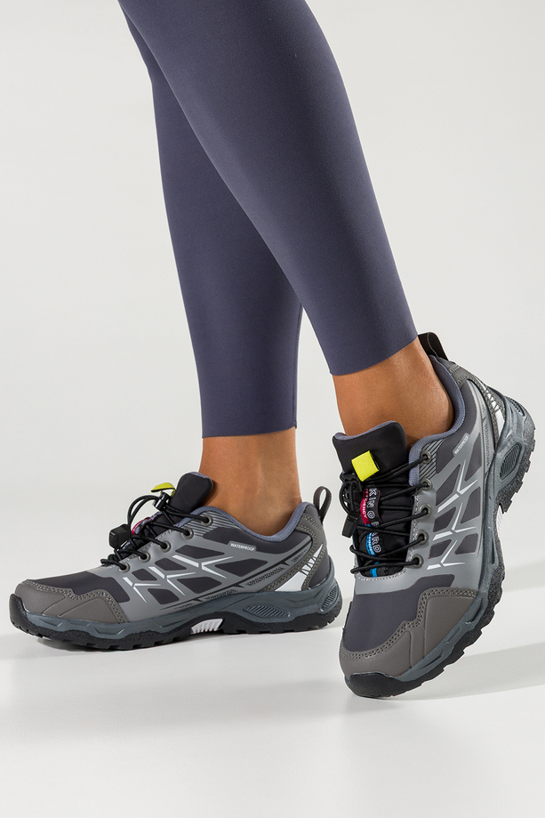 Szare buty sportowe trekkingowe damskie na bieżnikowanej podeszwie z regulowaną elastyczną sznurówką białe wstawki Casu RS2502-2W 