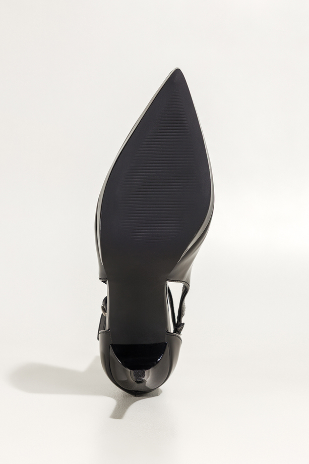 Czarne czółenka damskie szpilki lakierowane wycięcia na cholewce pasek wokół kostki Carla OV853K