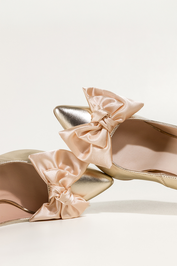 Złote czółenka skórzane damskie szpilki z satynową beżową kokardą PRODUKT POLSKI Casu 7006-296