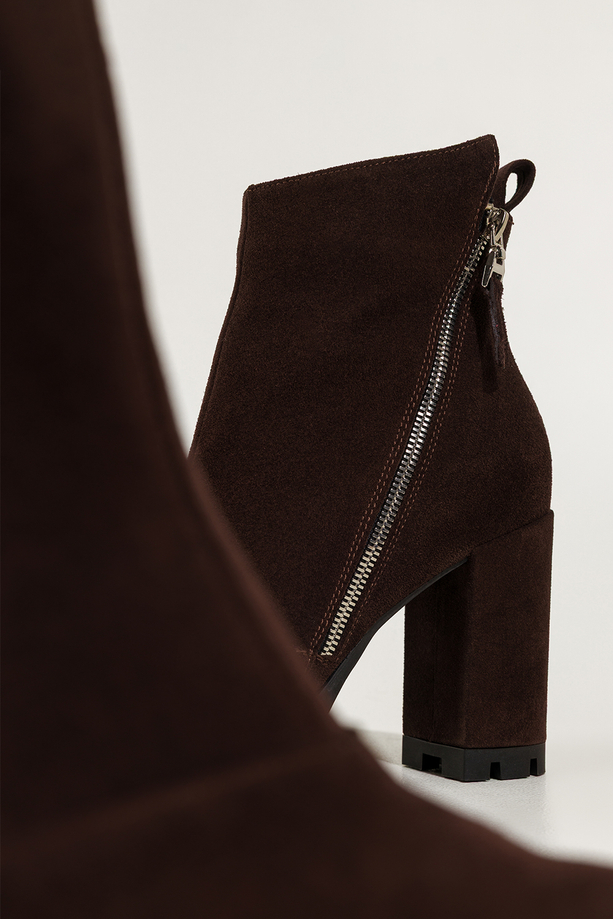 Czekoladowe botki skórzane damskie na słupku z ozdobnym suwakiem PRODUKT POLSKI Casu 7490-496