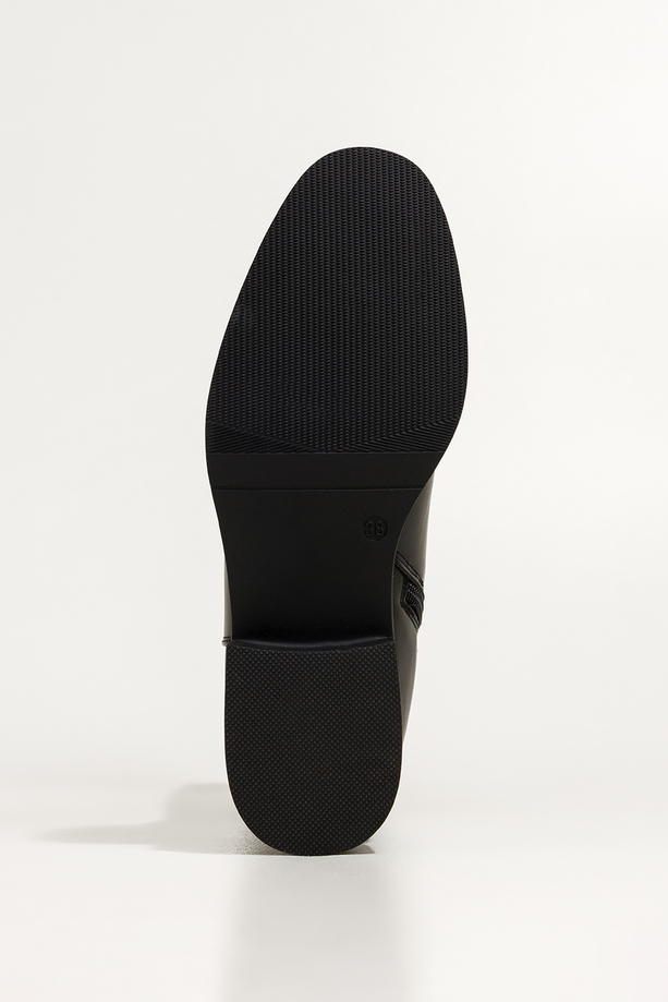 Czarne kozaki damskie na klocku elastyczna cholewka pasek ze stalową ozdobą Casu D728-8