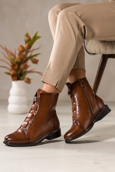 Brązowe botki damskie płaskie srebrna ozdoba elastyczne gumy na przodzie Casu HT-062-7