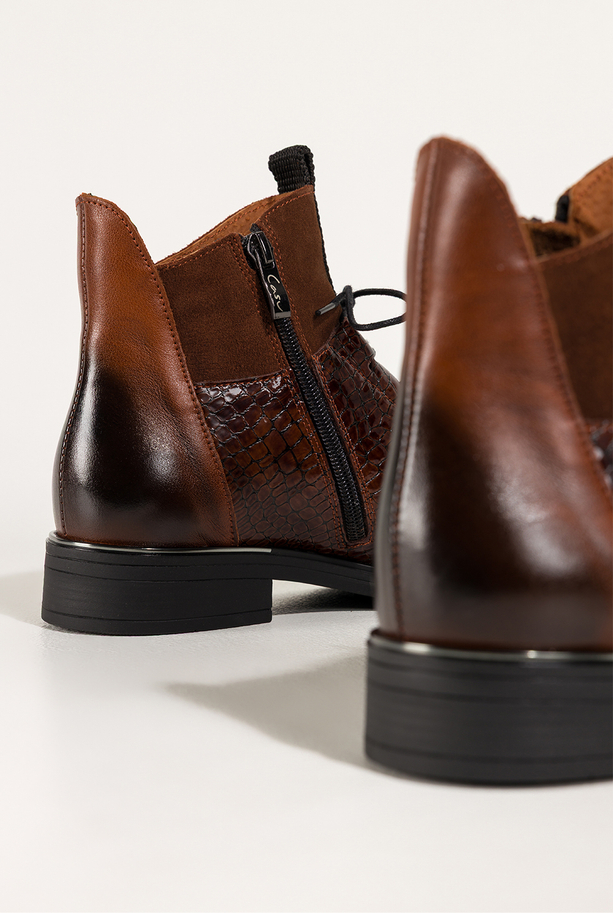 Brązowe botki skórzane damskie płaskie wstawki lakierowane z wzorem wężowym sznurowane PRODUKT POLSKI Casu 39476