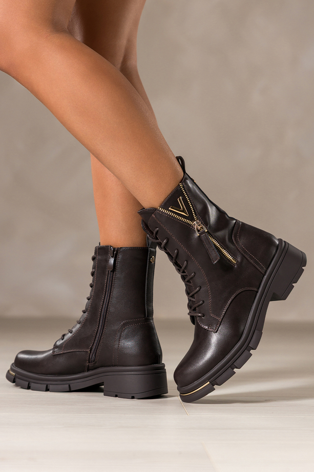 Czekoladowe botki damskie na niskim klocku cholewka z ozdobnym zamkiem złota ozdoba sznurowane Casu S7562Y