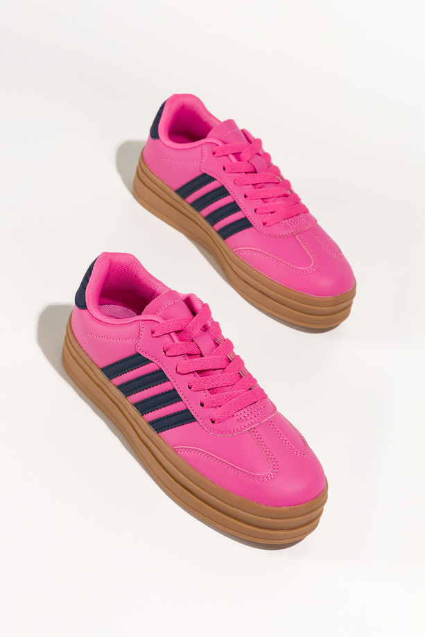 Różowe sneakersy damskie buty sportowe na żłobionej platformie sznurowane granatowe wstawki Carla ZW327