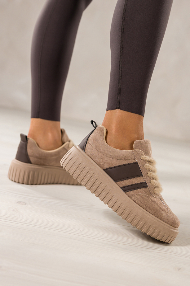 Beżowe sneakersy damskie buty sportowe na żłobionej platformie z futrzaną sznurówką brązowe wstawki Casu Z986