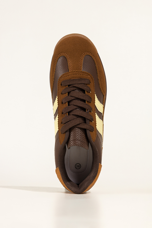 Camelowe sneakersy damskie buty sportowe na żłobionej podeszwie sznurowane beżowe wstawki Carla U76-692
