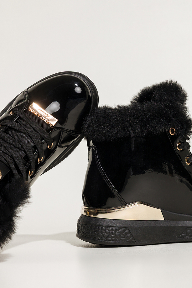 Czarne botki damskie lakierowane platforma ze złotym akcentem złota ozdoba na języku sznurowane Casu 6992-87