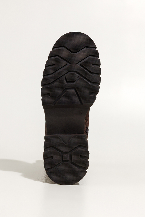 Czekoladowe botki skórzane damskie nubukowe workery z efektownym językiem na bieżnikowanej czekoladowej podeszwie sznurowane PRODUKT POLSKI Casu 8149