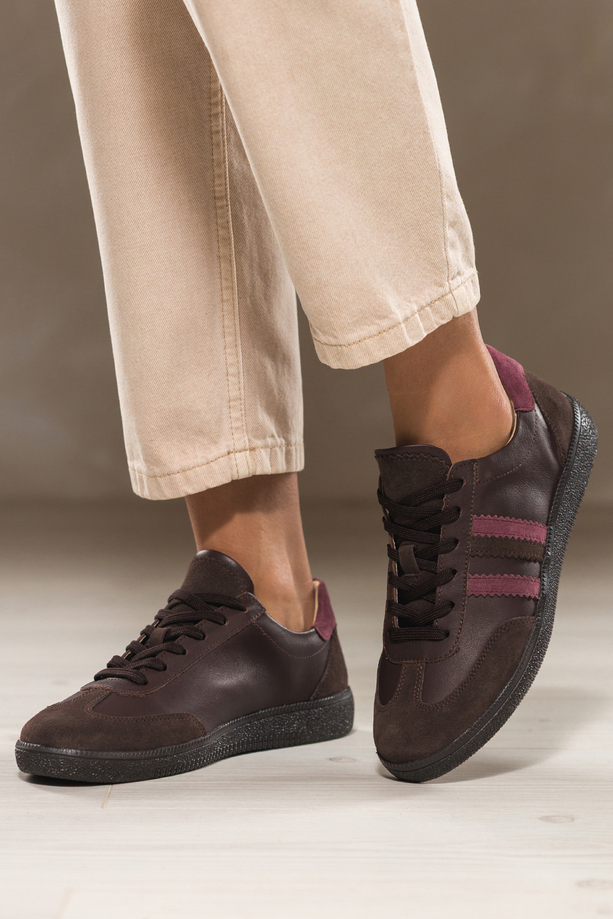 Czekoladowe sneakersy skórzane damskie buty sportowe na elastycznej podeszwie bordowe wstawki sznurowane PRODUKT POLSKI Casu M8765H7