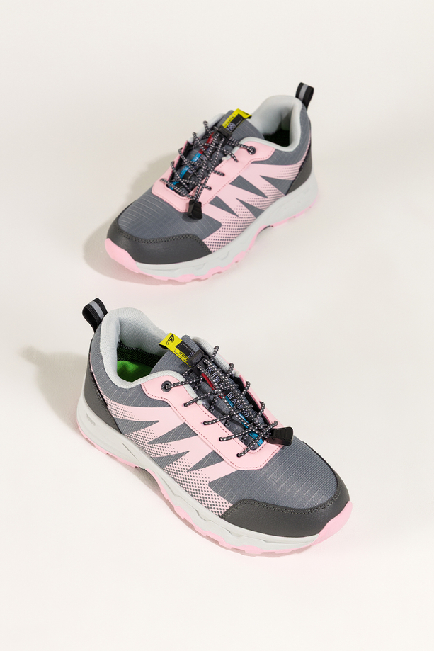 Szare buty sportowe trekkingowe damskie wodoodporne na żłobionej podeszwie z regulowaną elastyczną sznurówką różowe wstawki Casu 7590-2D