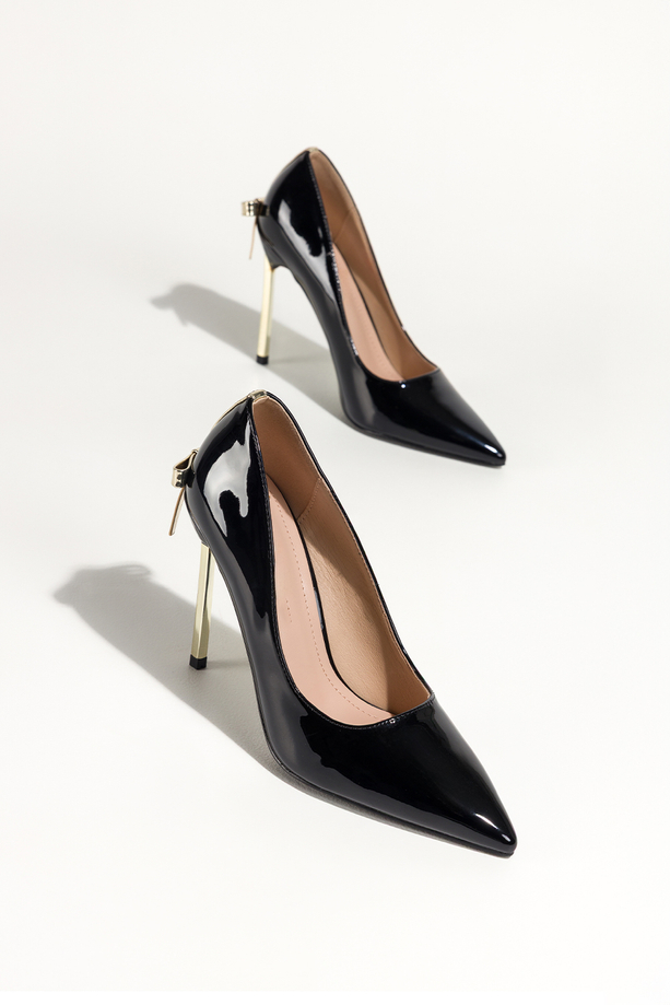 Czarne czółenka damskie szpilki lakierowane złoty obcas z kokardą Carla BQB077