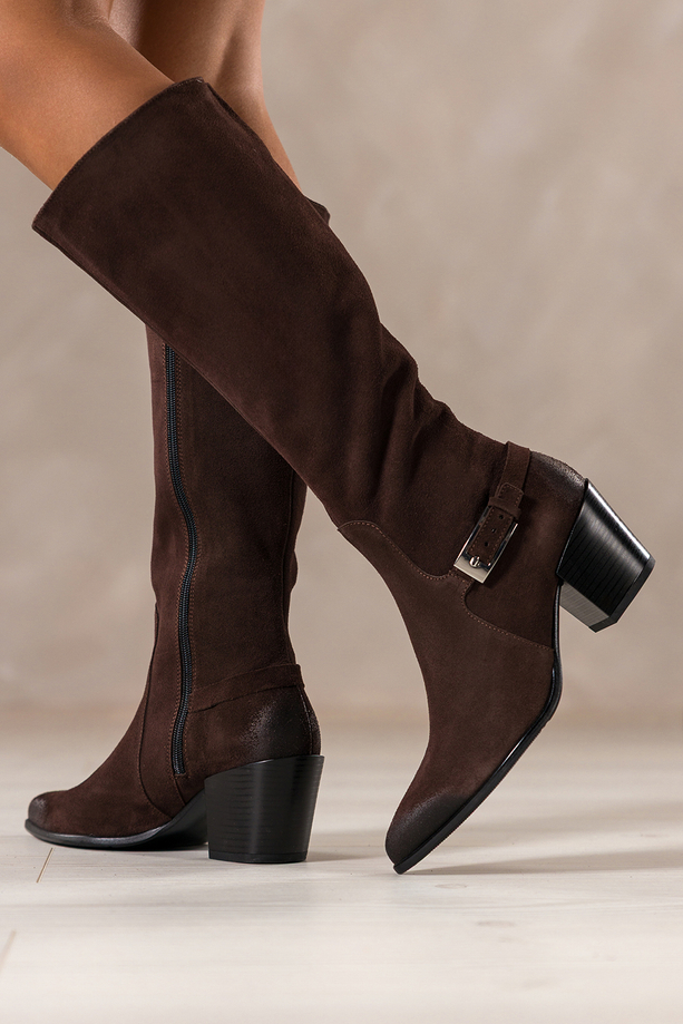 Czekoladowe kozaki skórzane damskie kowbojki na szerokim ściętym klocku pasek ze srebrną klamerką PRODUKT POLSKI Casu 29843