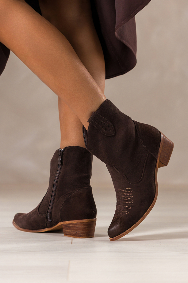 Czekoladowe botki damskie kowbojki na ściętym klocku cholewka z ozdobnymi przeszyciami skórzana wkładka Carla XBN970-11