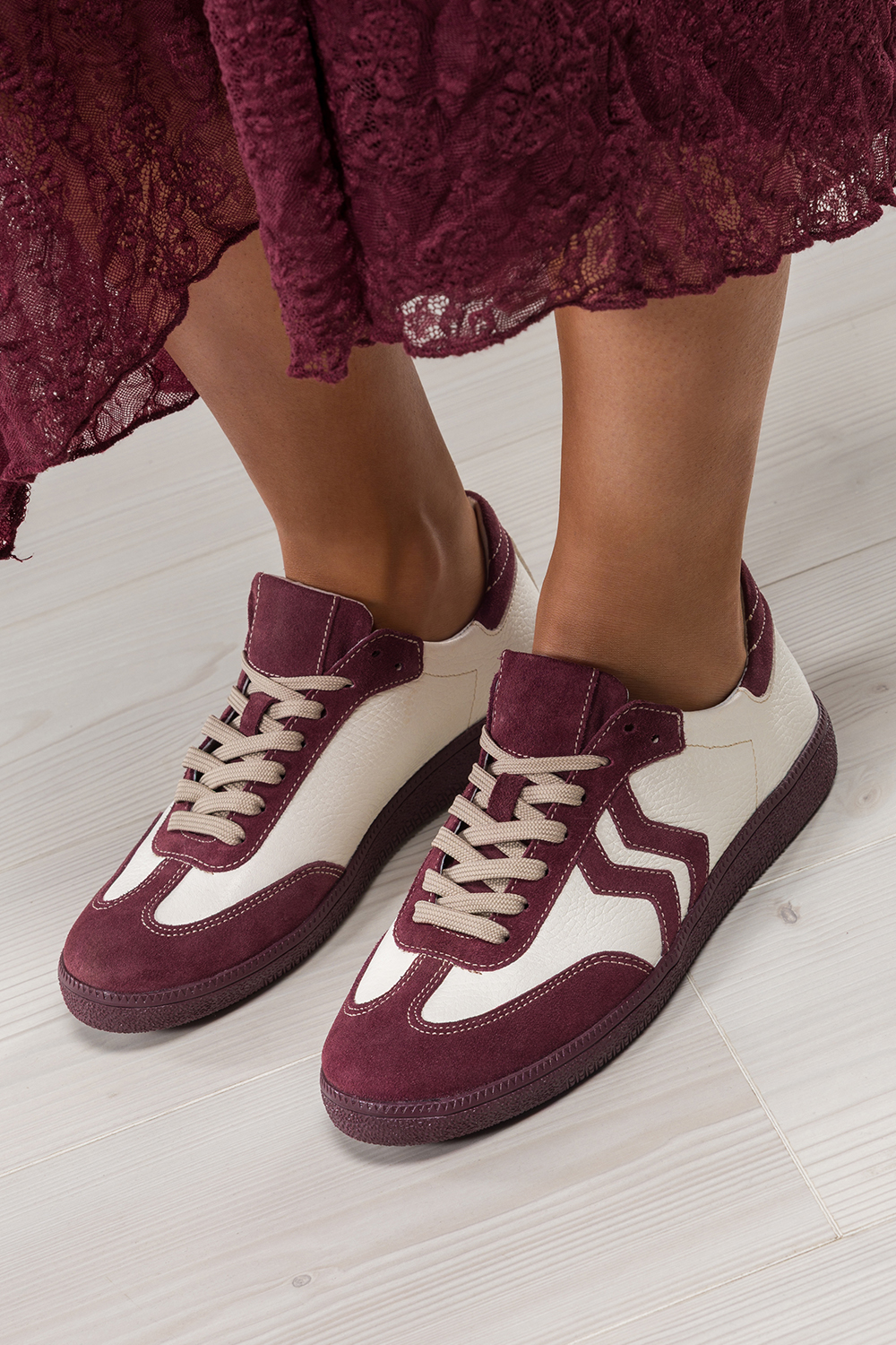 Beowe sneakersy skrzane damskie buty sportowe na elastycznej paskiej podeszwie z bordowymi wstaw