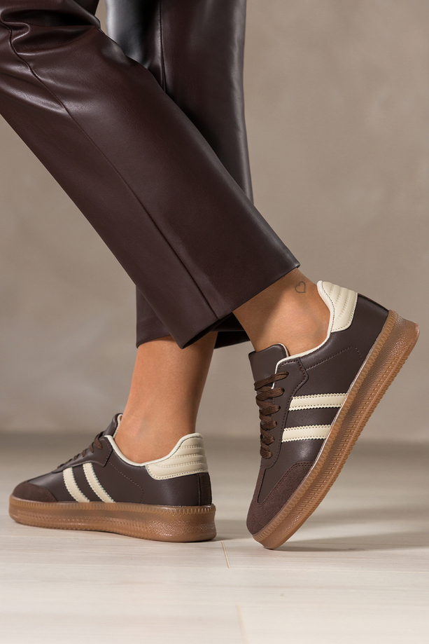 Czekoladowe sneakersy damskie buty sportowe na platformie beżowe wstawki sznurowane Casu 75985