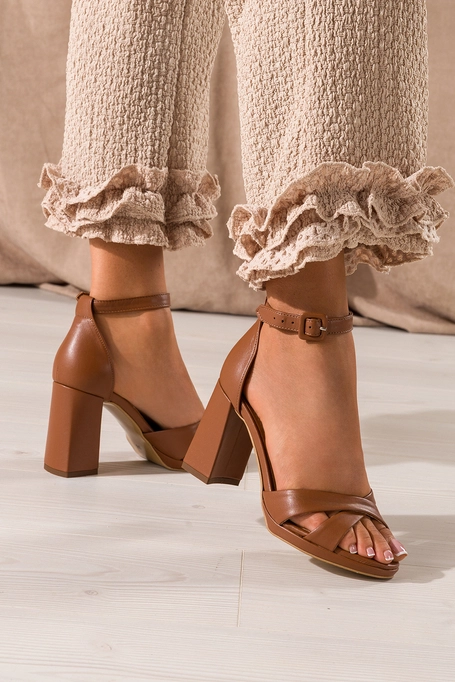 Brązowe sandały skórzane damskie na szerokim słupku z zakrytą piętą pasek wokół kostki paski na krzyż PRODUKT POLSKI Casu 3811