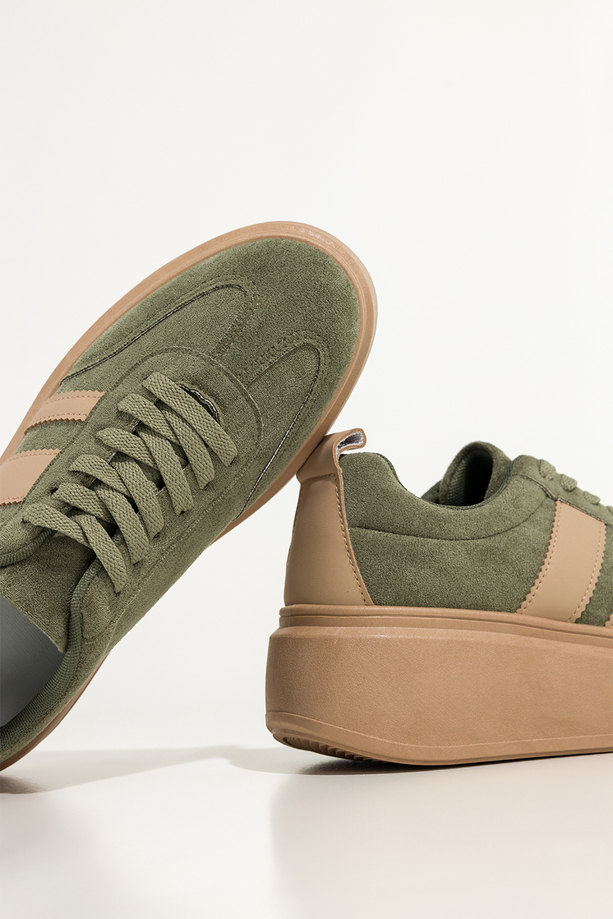 Zielone sneakersy damskie creepersy na platformie beżowe wstawki sznurowane Carla 9156