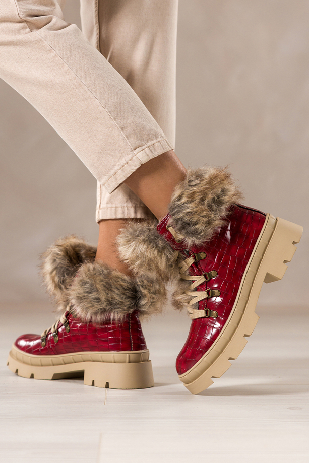 Czerwone botki śniegowce damskie trapery na bieżnikowanej platformie wykończone futerkiem krokodyli wzór sznurowane Carla TW-GO54