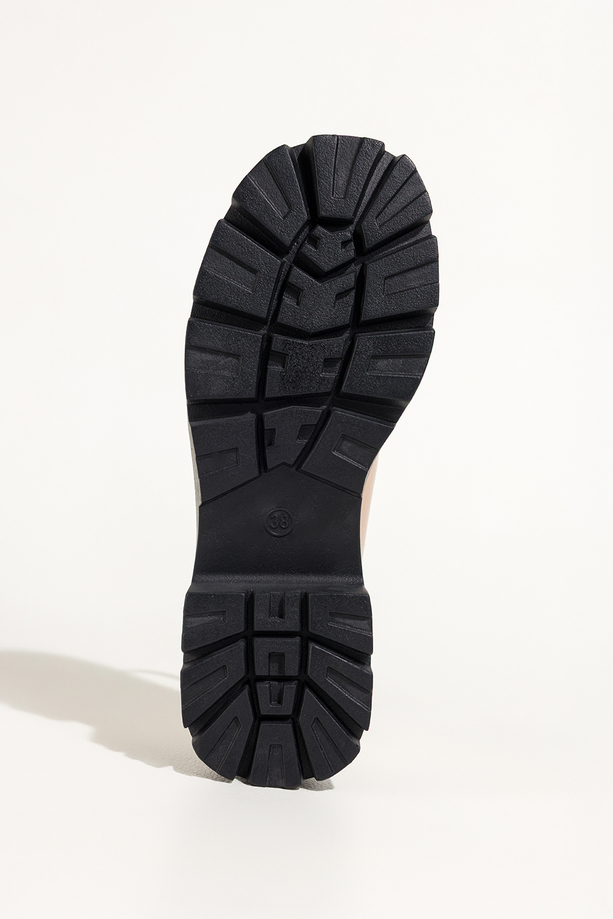 Beżowe półbuty damskie lakierowane Mary Jane z paskiem czarna bieżnikowana platforma Carla S986