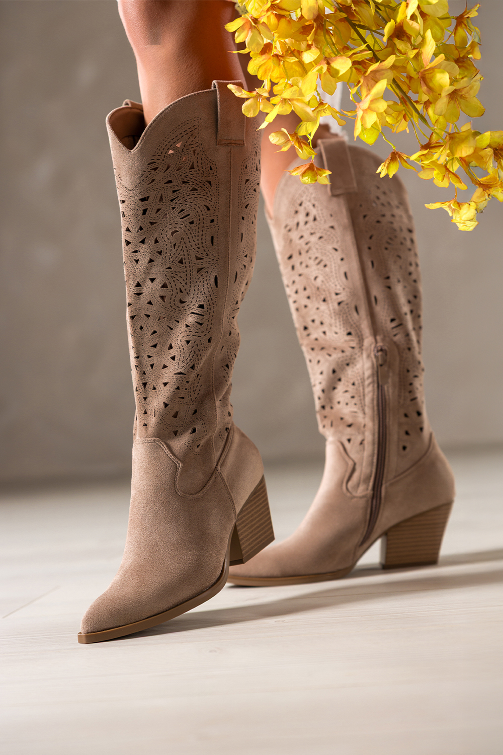 Be�owe kozaki damskie kowbojki z szerok� a�urow� cholewk� na �ci�tym klocku Carla MH402K