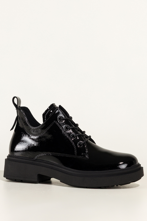 Czarne botki skórzane damskie lakierowane Sergio Leone na bieżnikowanej platformie wycięta cholewka sznurowane YG74242-H