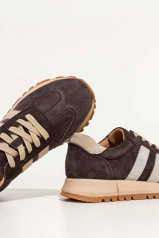 Czekoladowe sneakersy skórzane damskie buty sportowe na bieżnikowanej platformie beżowe wstawki sznurowane Carla TW-OC8919