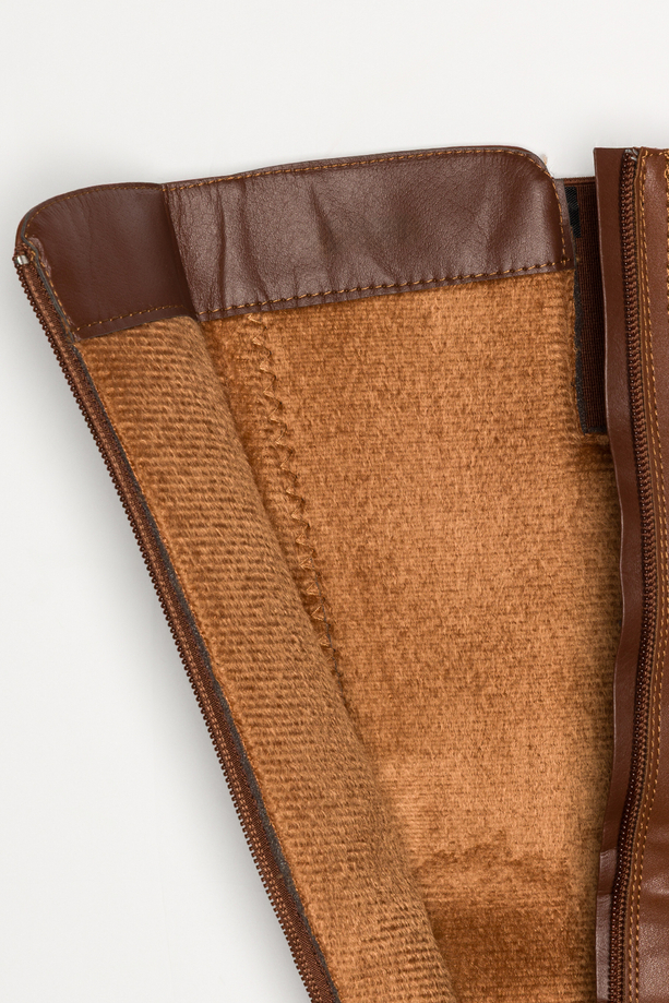 Camelowe kozaki damskie na niskim klocku guma w cholewce pasek ze złotą ozdobą Casu 31821