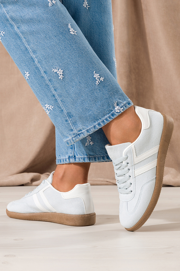 Błękitne sneakersy damskie buty sportowe na elastycznej płaskiej podeszwie podwójne sznurówki białe wstawki Casu B-6610
