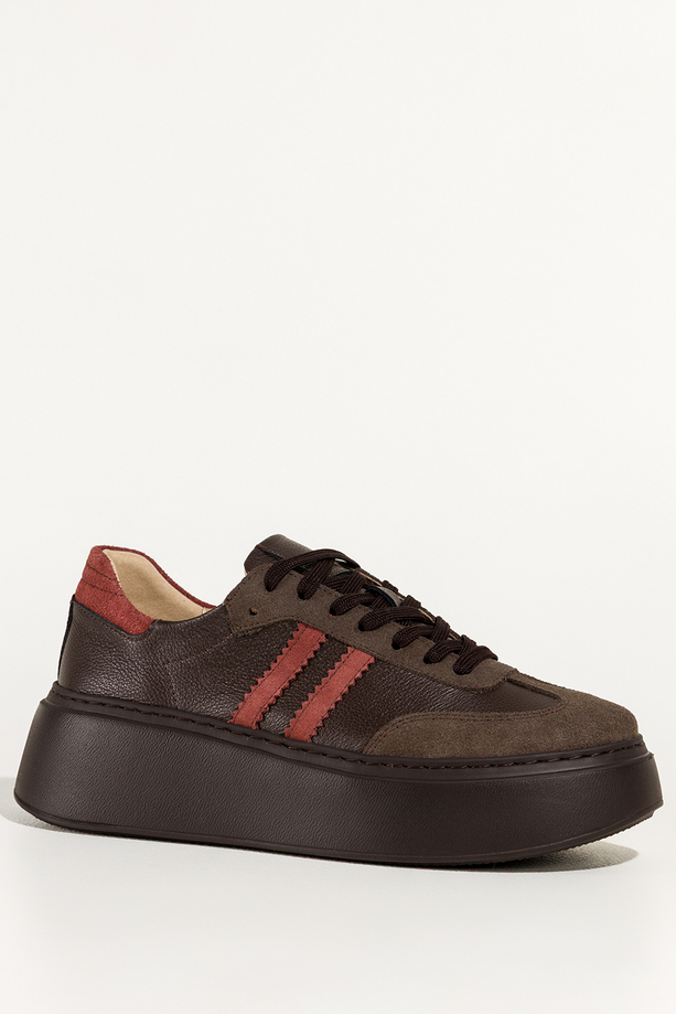 Czekoladowe sneakersy skórzane damskie buty sportowe na platformie z rudymi wstawkami sznurowane PRODUKT POLSKI Casu M8931H89