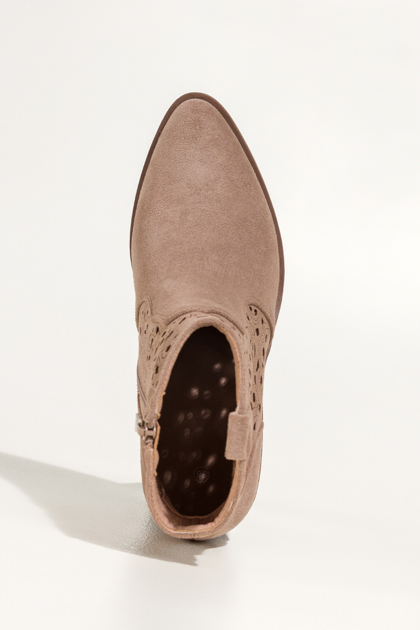 Beżowe botki damskie kowbojki ścięty obcas klocek ażurowa cholewka Carla S7477-7