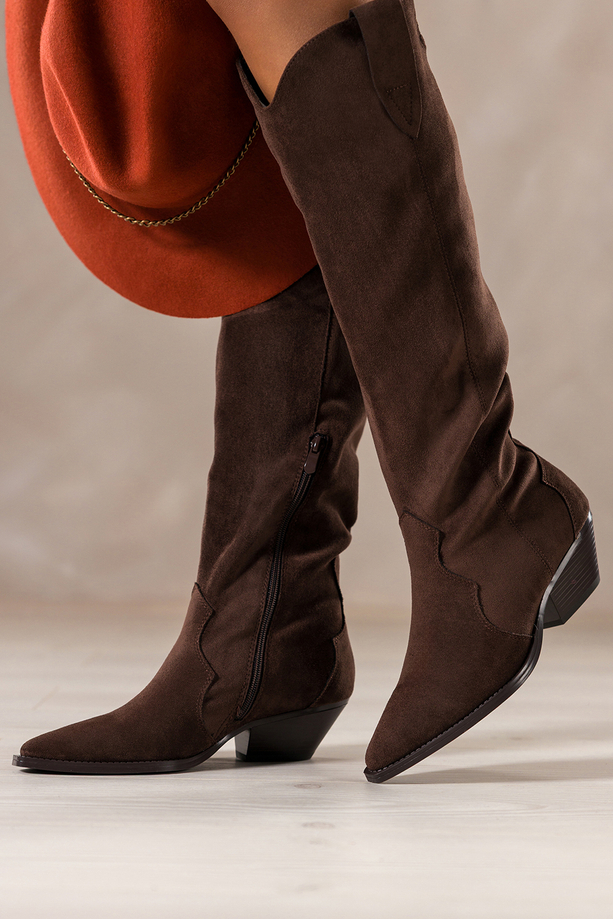 Czekoladowe kozaki damskie kowbojki z szeroką cholewką na ściętym klocku Casu 0361