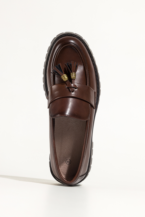 Czekoladowe mokasyny damskie półbuty z chwostami na bieżnikowanej platformie skórzana wkładka Carla K-6-B899